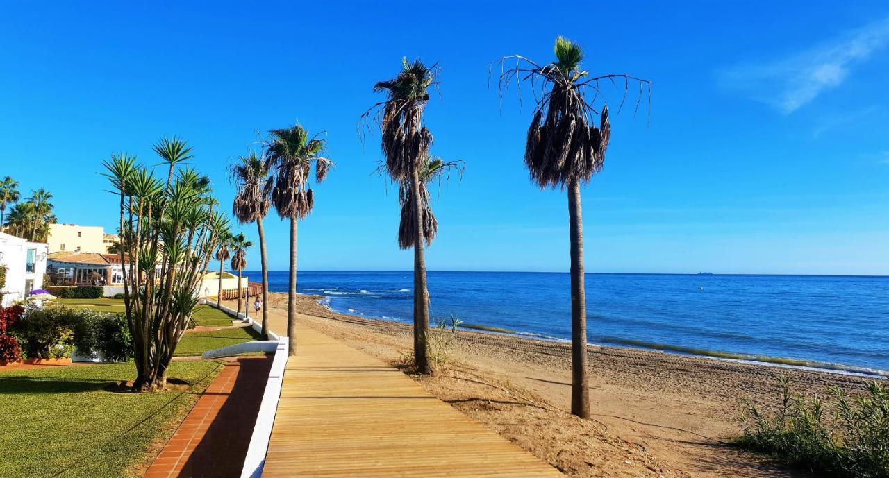 Dona Lola Micaela: Beachfront Apartment with Direct Beach Access Sitio de Calahonda Exterior photo