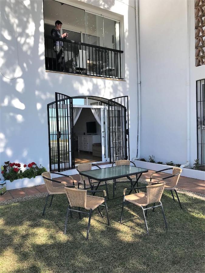 Dona Lola Micaela: Beachfront Apartment with Direct Beach Access Sitio de Calahonda Exterior photo